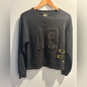 - Women’s unique Champion sweatshirt size XS